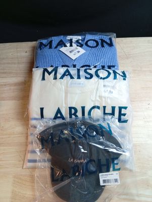 Deux paires de chemises pour homme sont emballées dans du plastique sur une table.