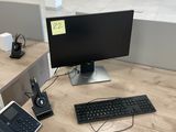 une image représentant un bureau avec un ordinateur, un téléphone et un clavier