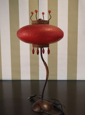 Lampe à poser style ethnique en fer et résine rouge