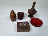 trois petites boîtes en bois et une petite boîte en bois posées sur une surface blanche