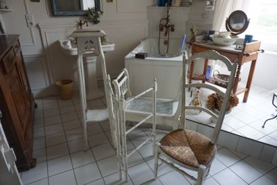 une salle de bains équipée d'une baignoire et d'une chaise