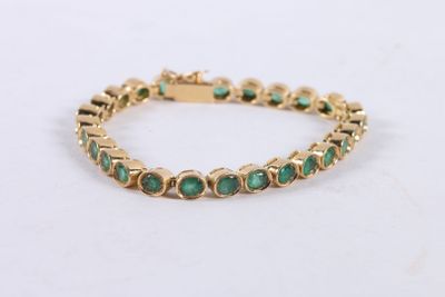 Bracelet souple en or jaune 750 ‰ sertie de vingt-sept émera…