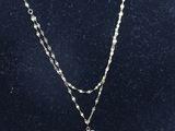 un collier avec un pendentif en forme de cœur autour du cou d'un mannequin
