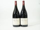 deux bouteilles de vin rouge posées l'une à côté de l'autre sur une surface blanche