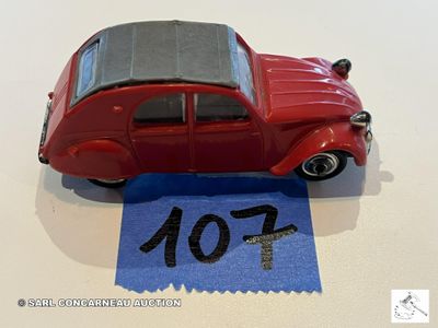 une petite voiture posée sur une feuille de papier bleue