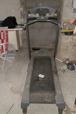 un tapis de course au milieu d'une pièce en cours de rénovation