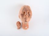 une sculpture en argile représentant une femme et un bébé