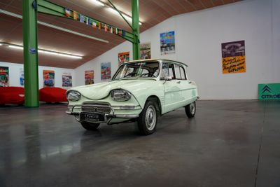 une voiture blanche garée à l'intérieur d'un bâtiment