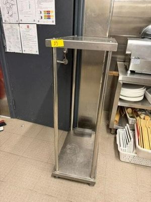 un support métallique sur lequel est accrochée une étiquette jaune, dans une cuisine