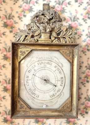 une horloge accrochée à un mur orné de fleurs