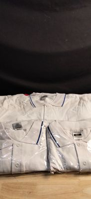 une chemise blanche posée sur une table en bois