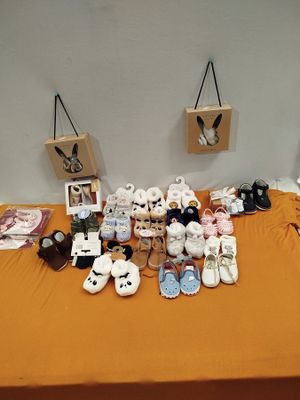 beaucoup de peluches posées sur une table recouverte de draps orange