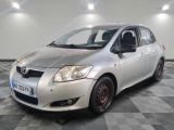 une photo d'une Toyota Yaris argentée garée dans un showroom