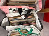 une pile de disques vinyles dans un sac posé par terre