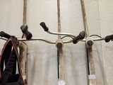 cinq outils électriques accrochés au mur d'un garage