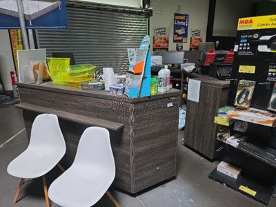deux chaises blanches posées devant un comptoir dans un magasin