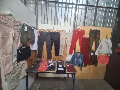 Lot de 26 pices de pantalons femme ? Taille 42