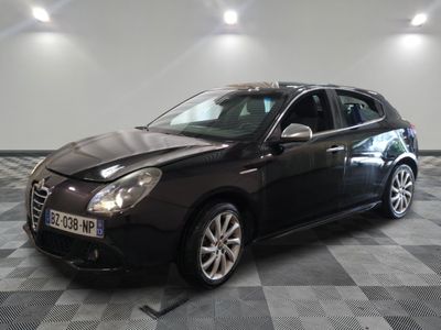 la photo d'une voiture noire sur un sol en damier