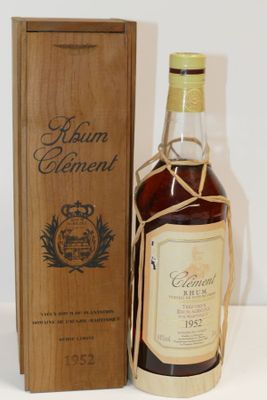 une vieille bouteille d'alcool posée à côté d'une caisse en bois