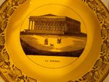 une plaque jaune sur laquelle figure l'image d'un bâtiment
