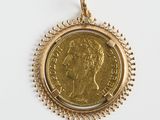 un pendentif en forme de pièce d'or, avec le visage d'une femme au centre