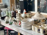 plusieurs assiettes et bols sur une table dans une pièce