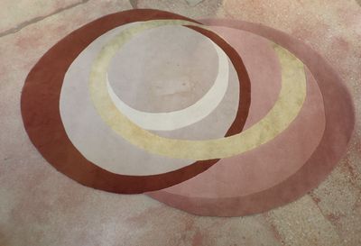 une photo d'un tapis rond posé au sol