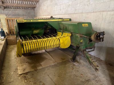 une machine qui se trouve dans un bâtiment