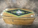 l'image d'une boîte en bois ornée d'un motif floral