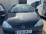 une voiture noire garée dans un parking à côté d'autres voitures