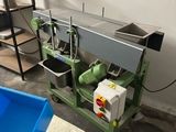 une image représentant une pièce avec une table et une étagère