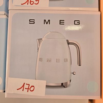 un carton de bouilloires Smeg exposé dans un magasin