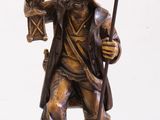 une statue représentant un homme muni d'une lance et portant un chapeau