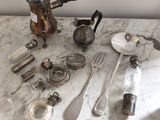 une table en marbre sur laquelle sont posés des couverts, et des couverts posés sur la table