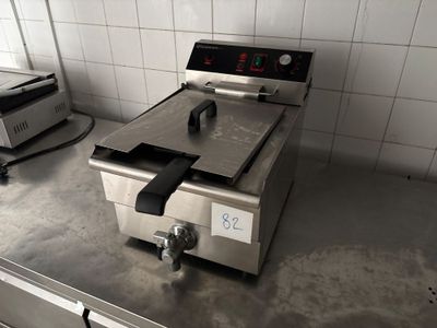 une photo d'une friteuse professionnelle posée sur un plan de travail