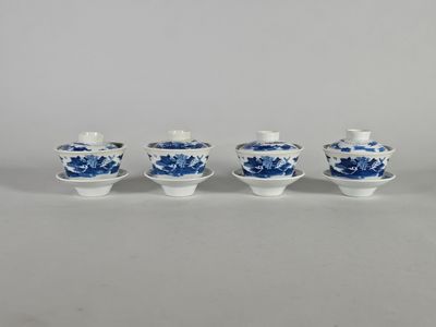 Suite de cinq bols en porcelaine bleu-blanc avec leur présen…