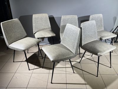 six chairs are lined up in a row on a tiled floor
