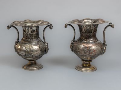 Paire de vases balustres sur piédouche en cuivre repoussé ar…