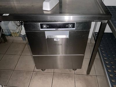 un lave-vaisselle en acier inoxydable posé sur un plan de travail de cuisine