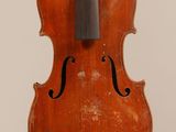 un vieux violon avec un archet accroché à son dos
