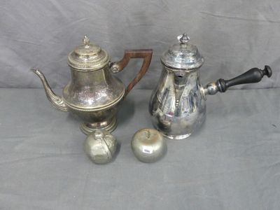 Chocolatière, théière en métal argenté.