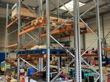 une photo d'un entrepôt rempli de nombreuses étagères