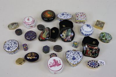 de nombreux types de bijoux sur la table
