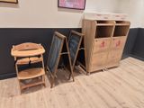 deux chaises et une table dans le coin d'une pièce
