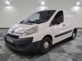 la camionnette blanche est garée sur le sol en damier d'une pièce