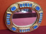 un miroir posé sur une table rouge