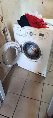 un lave-linge et un sèche-linge dans le coin d'une pièce