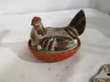 figurine en porcelaine d'un poulet dans un bol sur une table