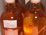 plusieurs bouteilles de vin posées sur le comptoir d'un magasin