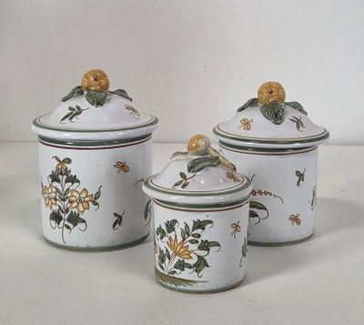 trois bidons blancs et verts ornés d'oiseaux et de fleurs